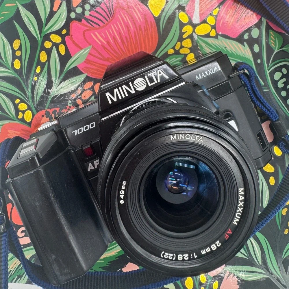 Minolta Maxxum 7000 35mm SLR Film Camera with AF 28mm f2.8 Lens and Strap